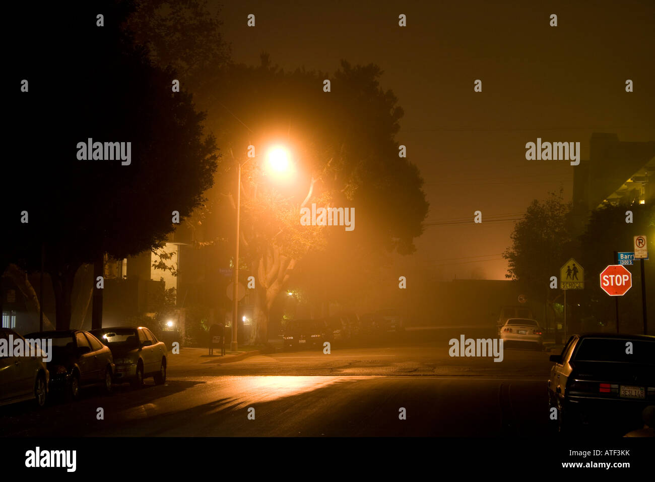 Urban street scene at night hi-res stock photography and images - Alamy