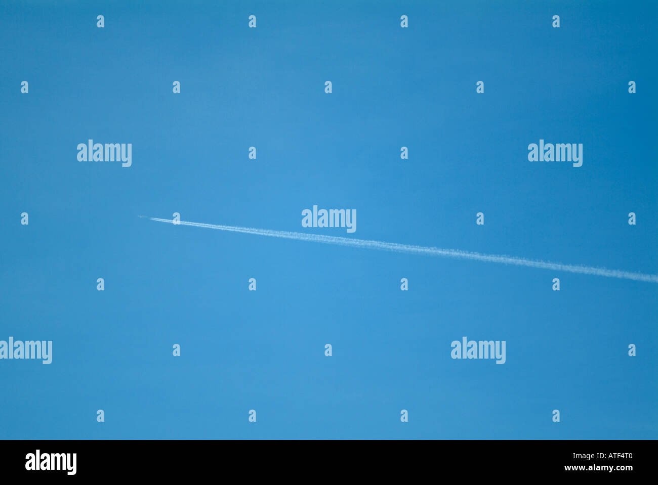 Aeroplane trail in sky hi-res stock photography and images - Alamy