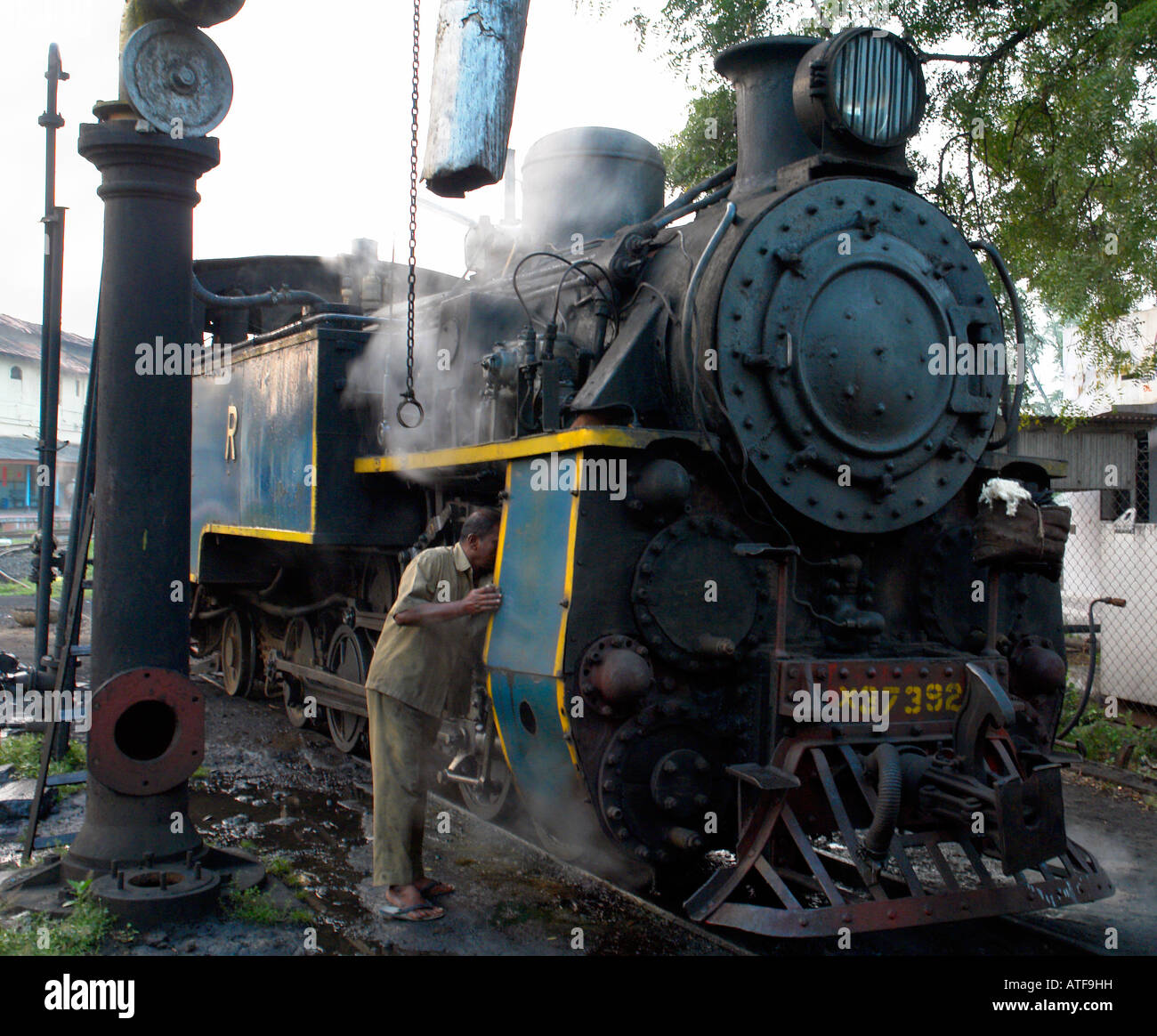steam engine and indian mechanic at mettupalayam station for the narrow