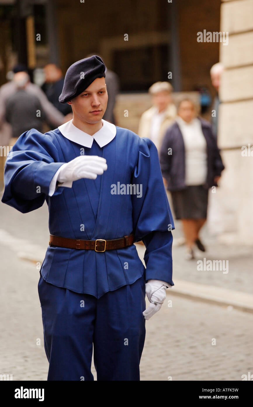 Papal Swiss Guard in traditional uniform, Vatican city Stock Photo Alamy