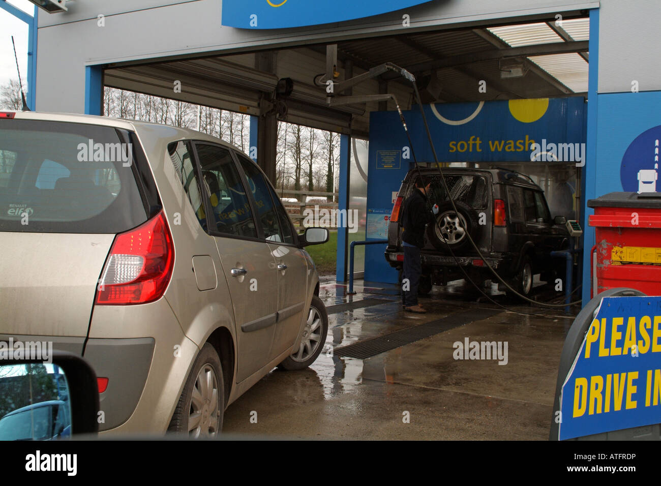 Drive Thro Car Wash Machine Stock Photo Alamy