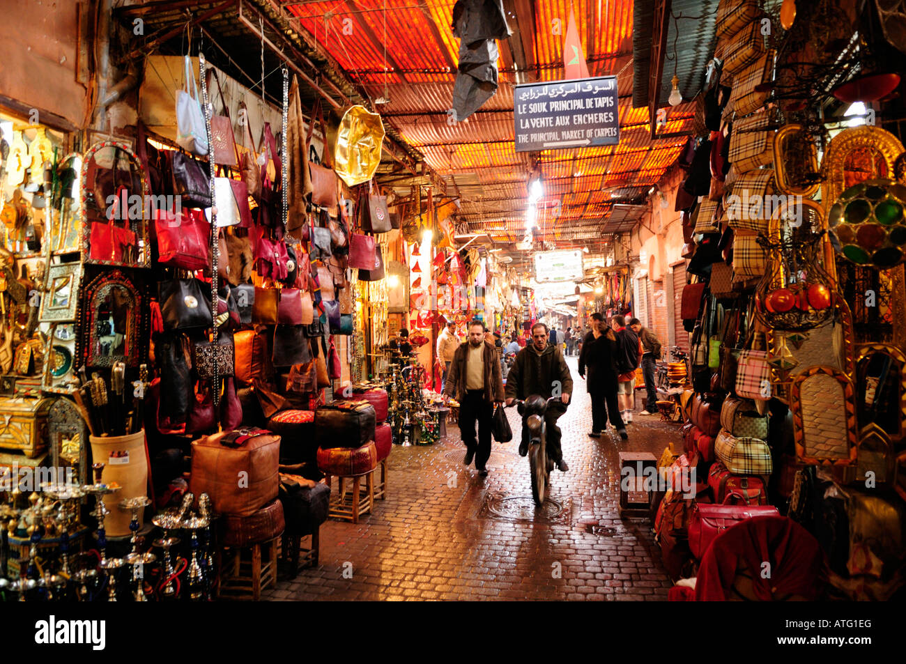 Ornati teiera marocchina e bicchieri su una tabella rossa nello storico  quartiere della Medina, Marrakech, Marocco, Africa Foto stock - Alamy