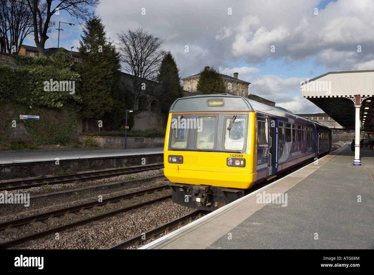 TRAIN AT DEWSBURY RAILWAY STATION PLATFORM Stock Photo