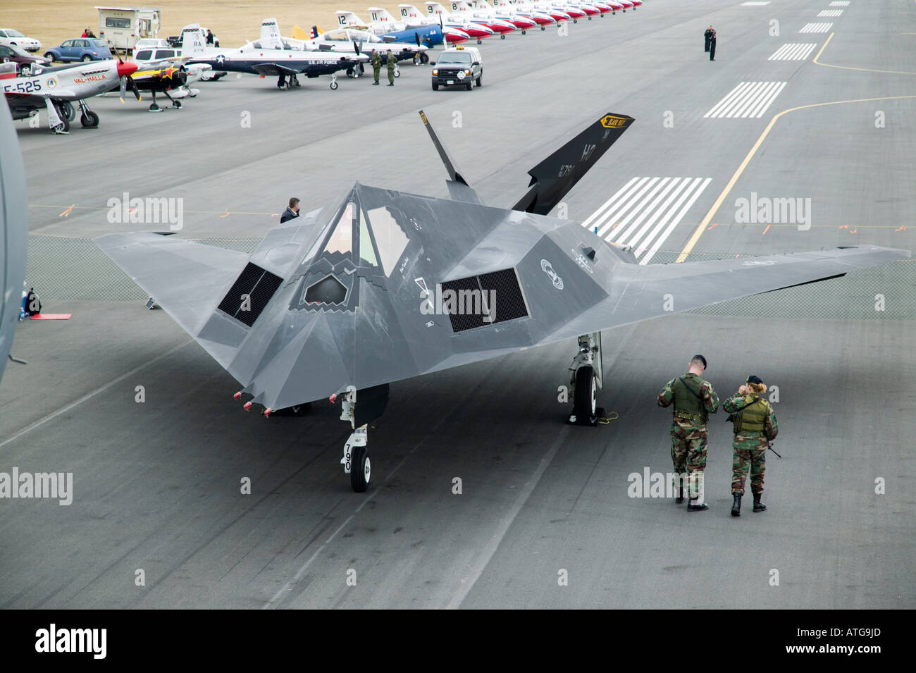 F 117 stealth bomber hi-res stock photography and images - Alamy