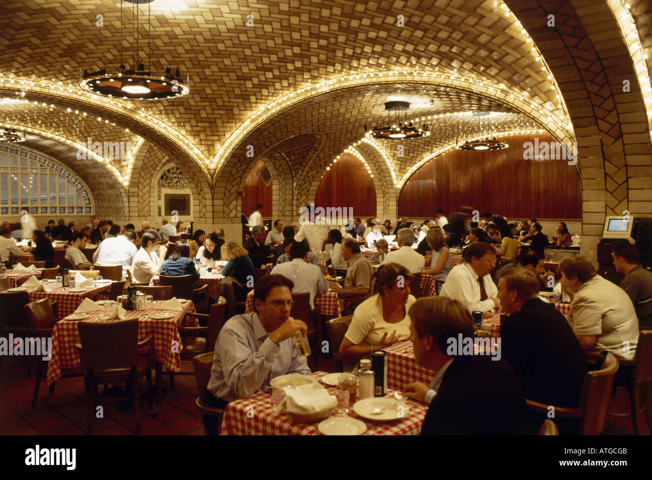 Grand Central Terminal Oyster Bar and restaurant people eating Midtown