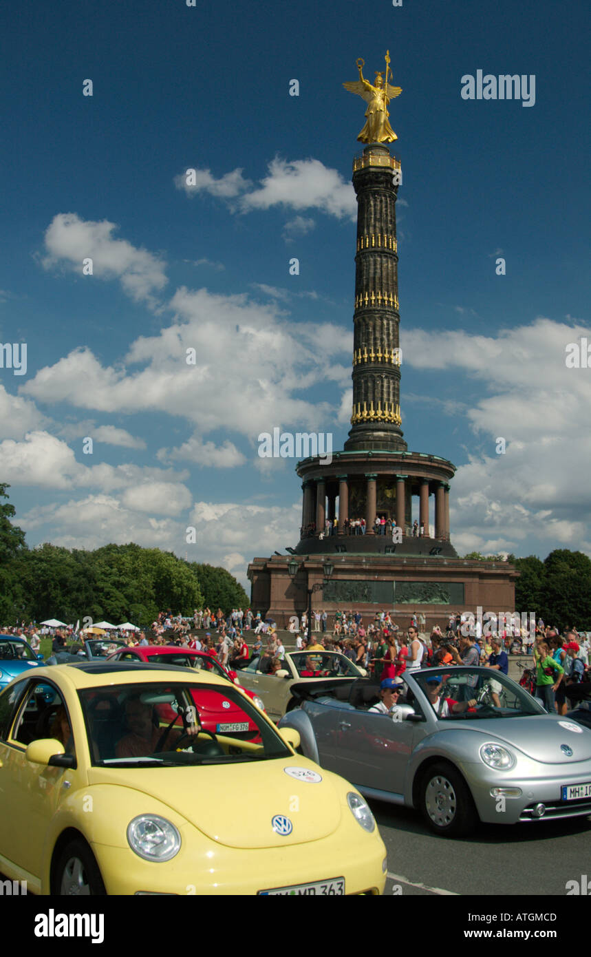 New Beetles going round the Victory Column at europes biggest gathering of VW Beetle cars in Berlin 2005-07-30. Stock Photo