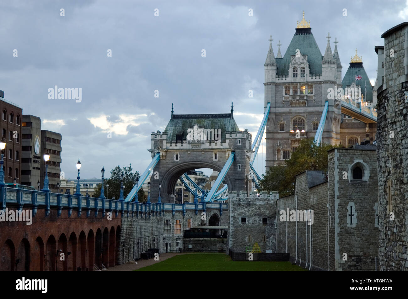 Tower of london night moat hi-res stock photography and images - Alamy
