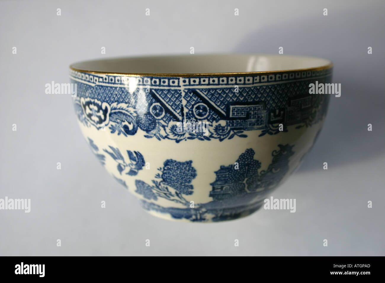 Blue willow china hi-res stock photography and images - Alamy