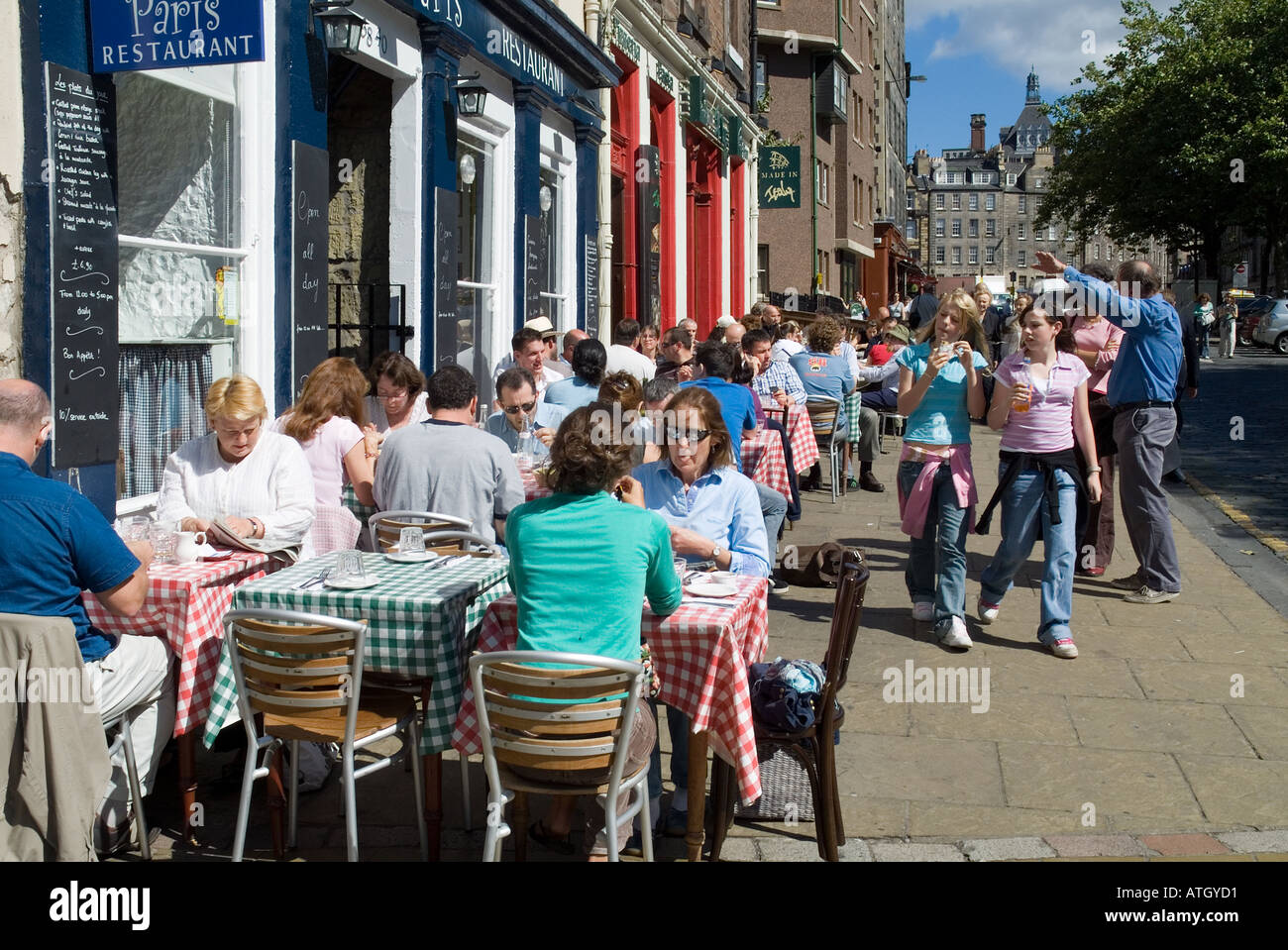 dh Petit Paris cafe GRASSMARKET EDINBURGH SCOTLAND Festival diners pavement street food scottish busy city summer tourists people Stock Photo