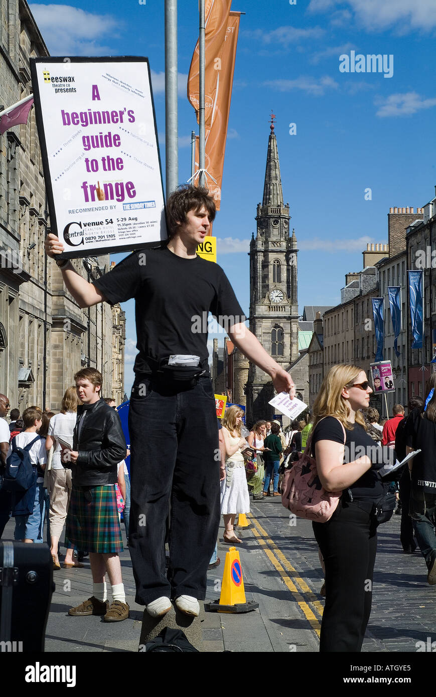 dh Edinburgh Fringe Festival ROYAL MILE EDINBURGH Selling A Beginners Guide To the Fringe programs program leaflets poster street uk festivals Stock Photo