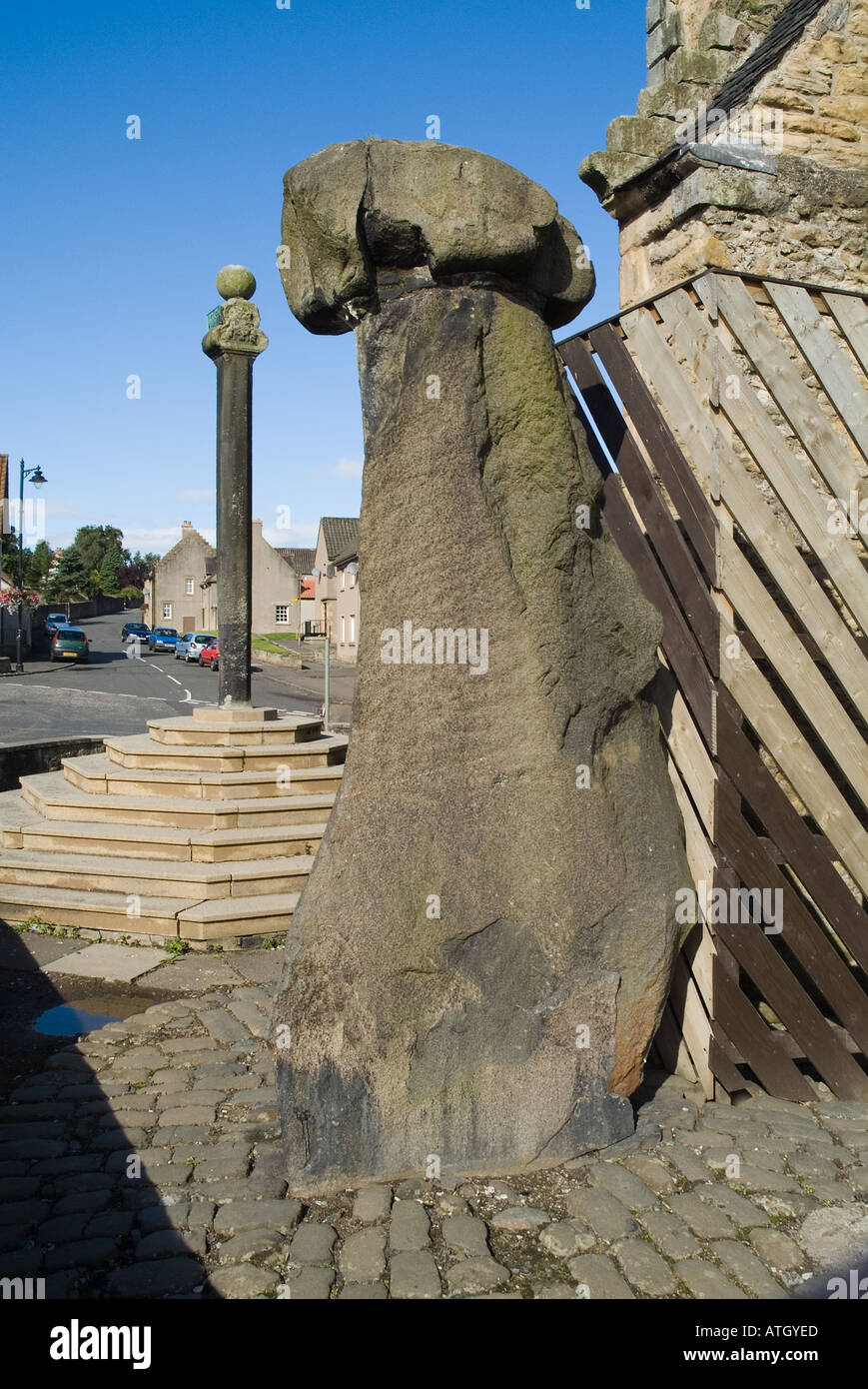 dh Stone of Mannan CLACKMANNAN CLACKMANNANSHIRE Tolbooth Mercat cross prehistoric monolith Scotland town Stock Photo