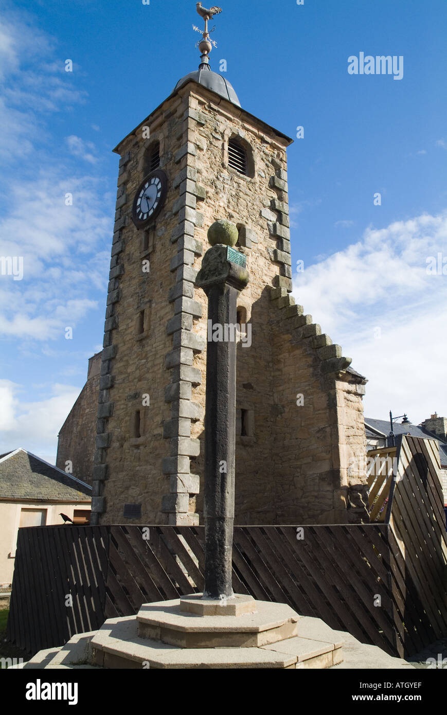 dh  CLACKMANNAN CLACKMANNAN Mercat cross and Tolbooth clock tower clackmannanshire scotland town Stock Photo