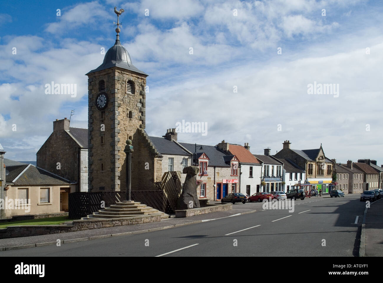 dh CLACKMANNAN CLACKMANNAN Stone of Mannan Tolbooth clock tower Mercat cross in Main Street scotland county scottish town centre clackmannanshire Stock Photo