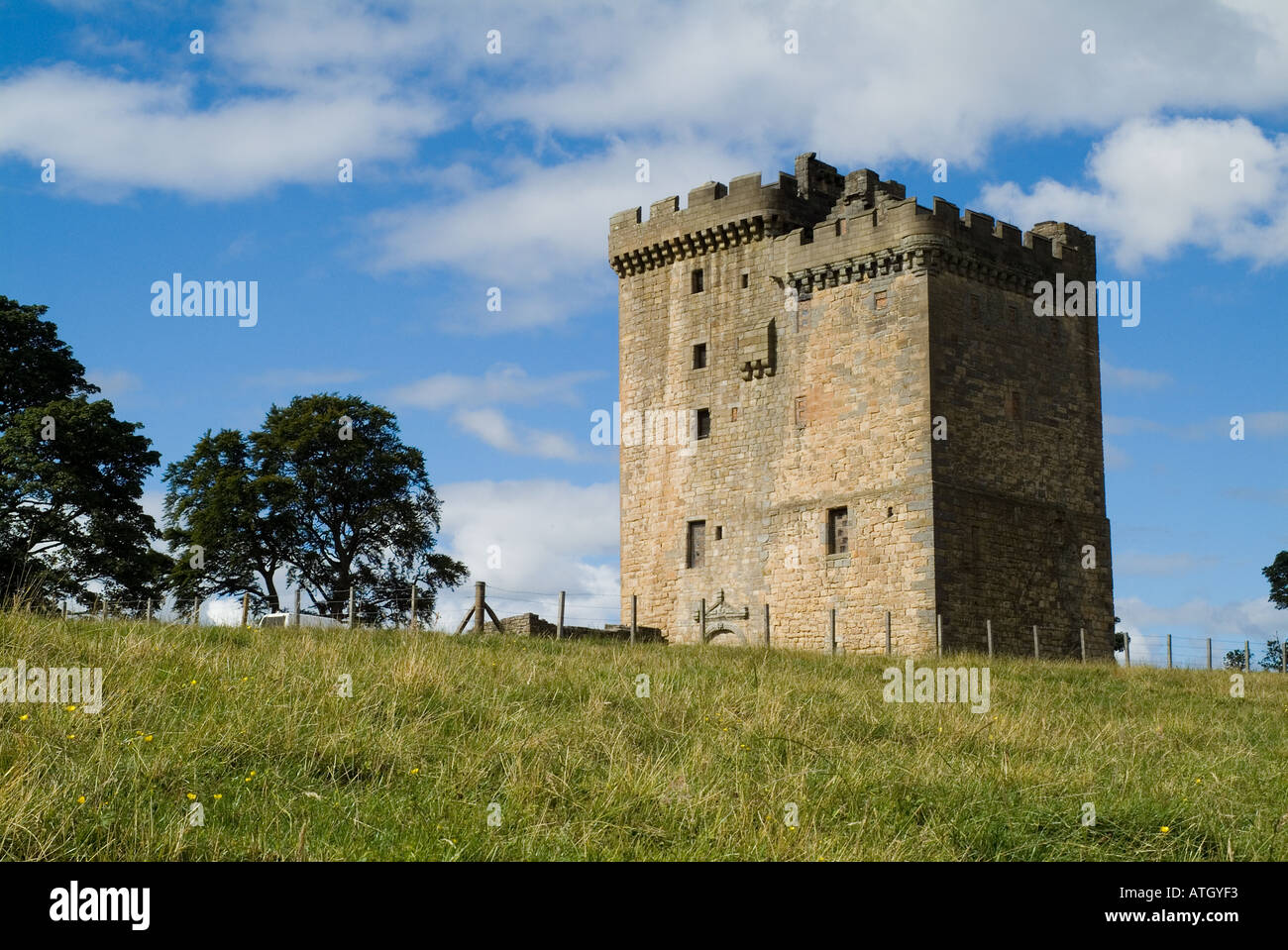 dh Kings Seat Hill CLACKMANNAN TOWER CLACKMANNANSHIRE Scottish Castle house 14th century keep Scotland Stock Photo