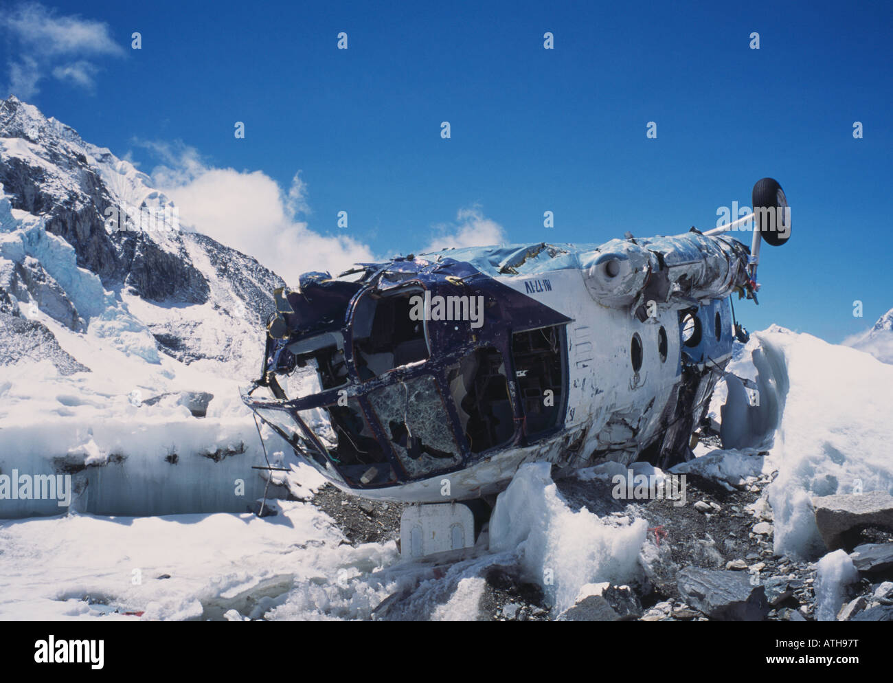 Helicopter crash everest hires stock photography and images Alamy