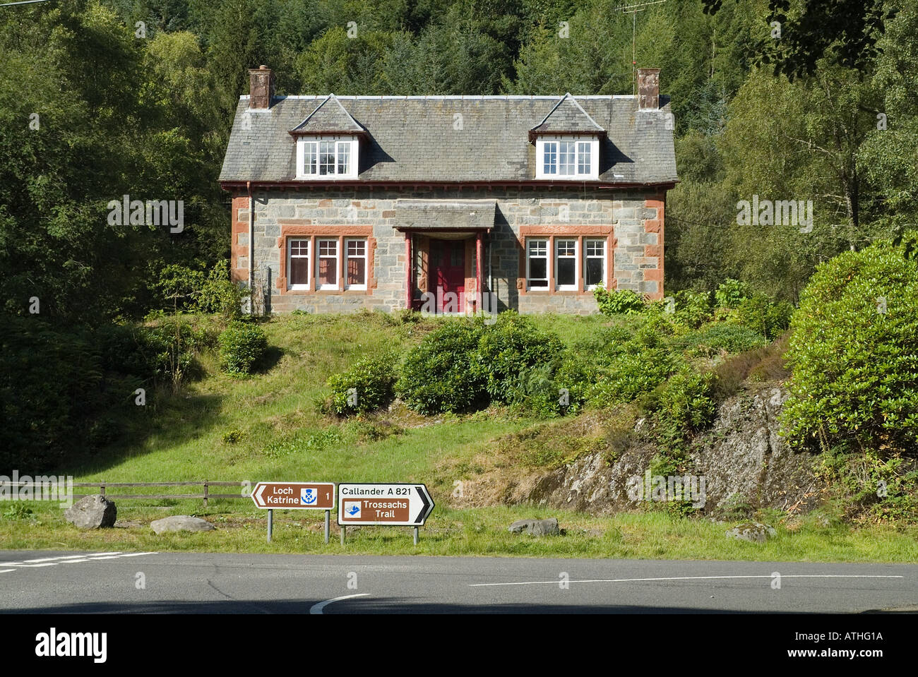 dh  LOCH ACHRAY STIRLINGSHIRE Scottish Trossachs junction and lodge house Queen Elizabeth forest park a821 road sign scotland Stock Photo