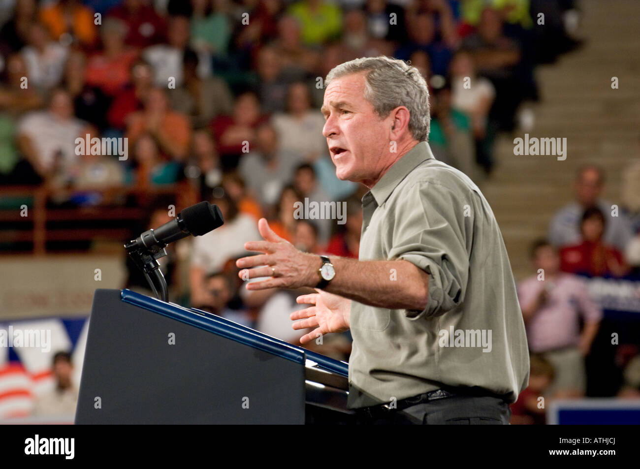 US President George W Bush addresses the crowd at a rally for Republican candidates Stock Photo