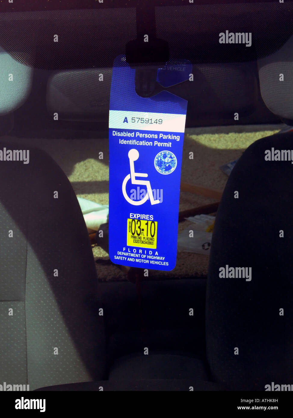 Handicapped sign in the window of an automobile Stock Photo - Alamy