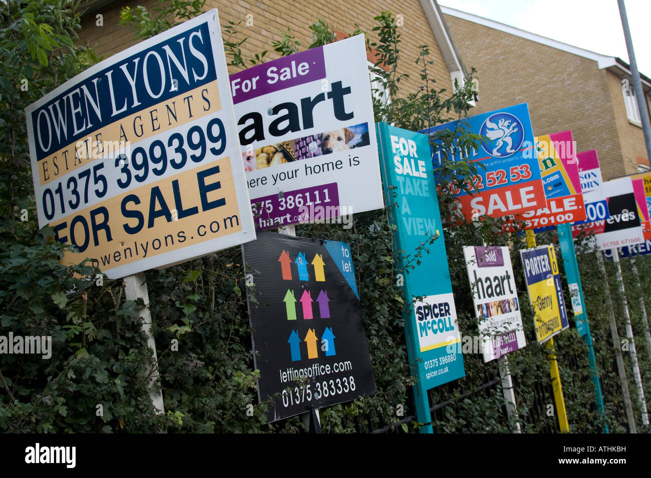 Multiple house signs hires stock photography and images Alamy