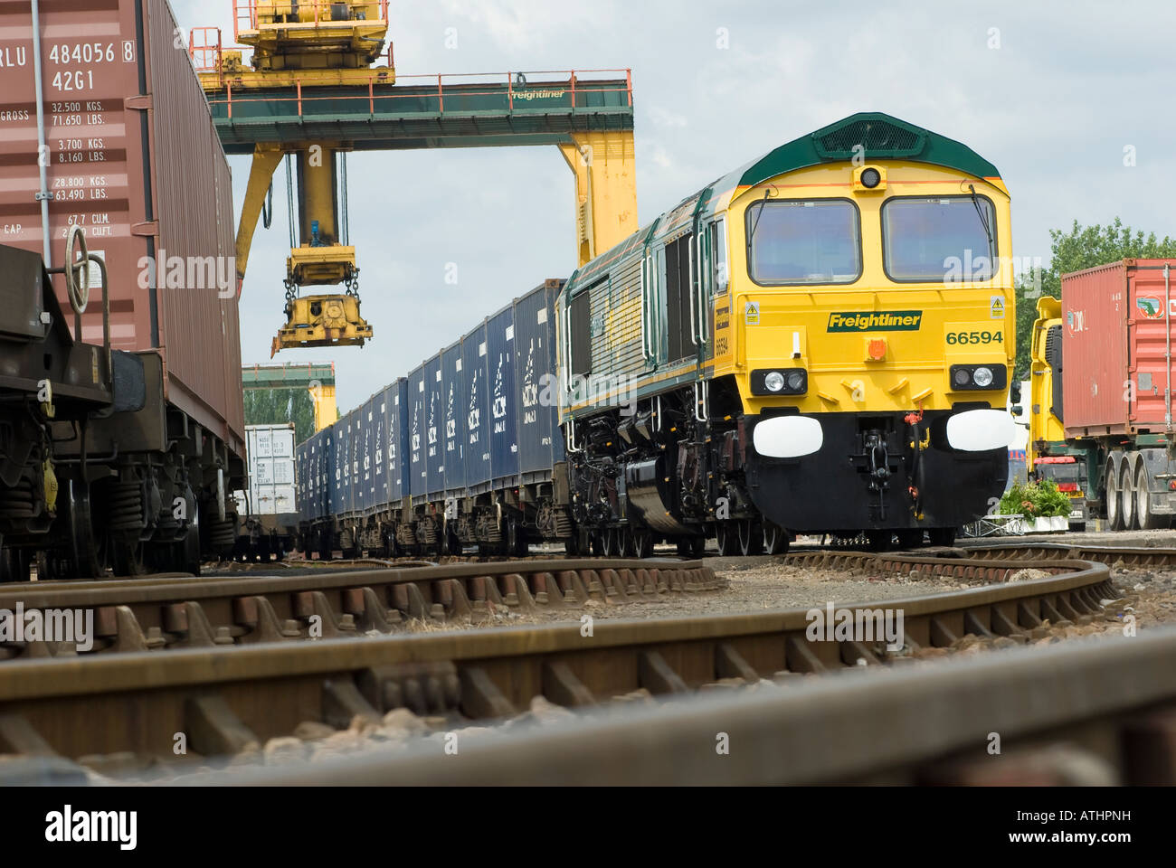freightliner class 66 locomotive hauling containers at the southampton rail freight terminal Stock Photo