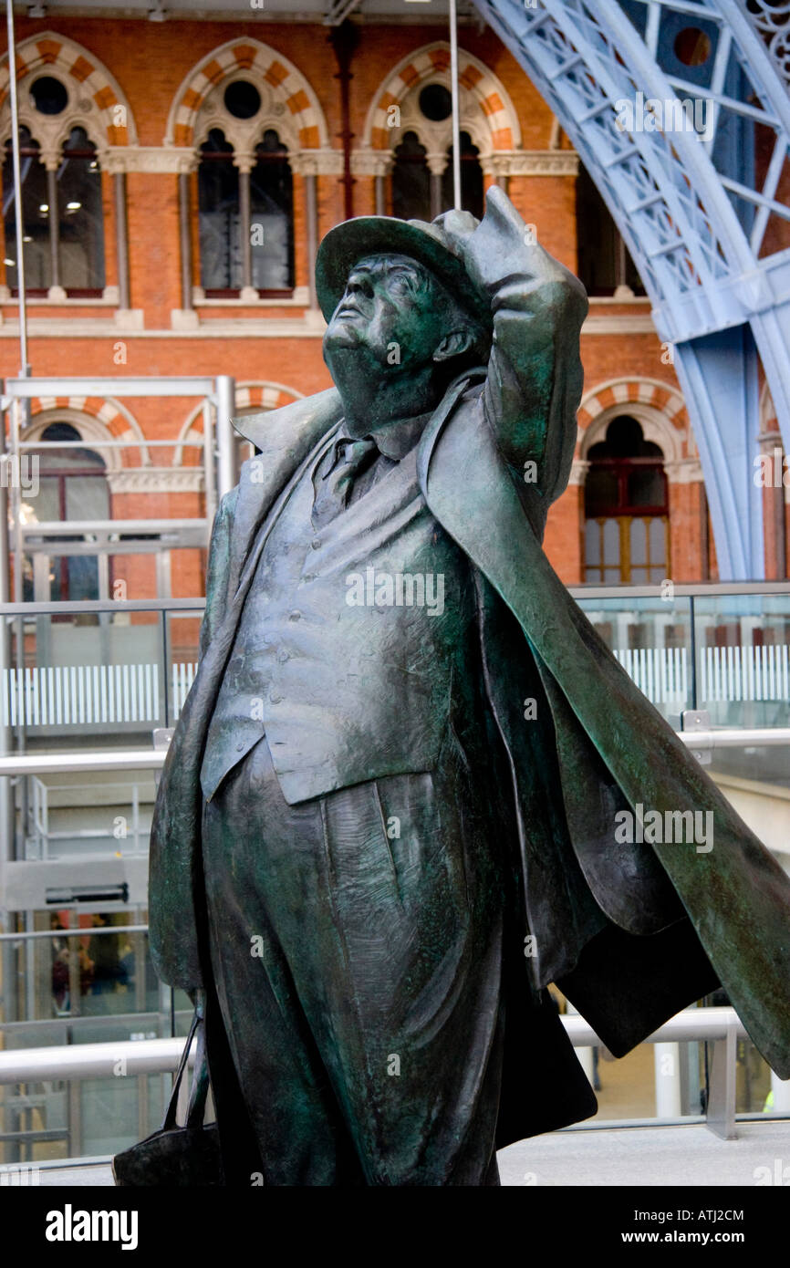 Bronze sculpture of Sir John Betjeman, St Pancras International Station, London, England Stock Photo
