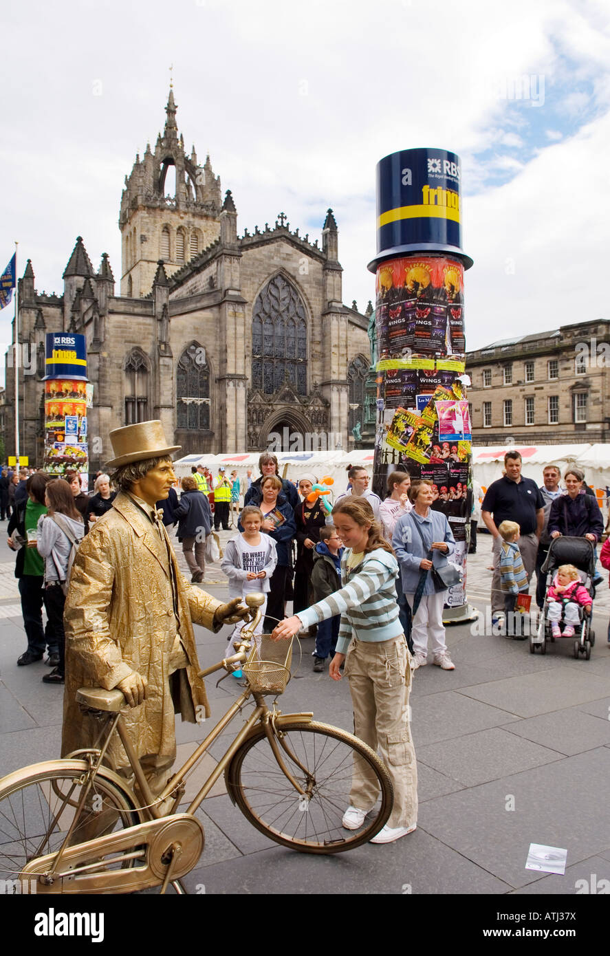 Edinburgh Festival Fringe, Scotland. Gold living statue entertains in front of St. Giles Cathedral on the High Street Stock Photo