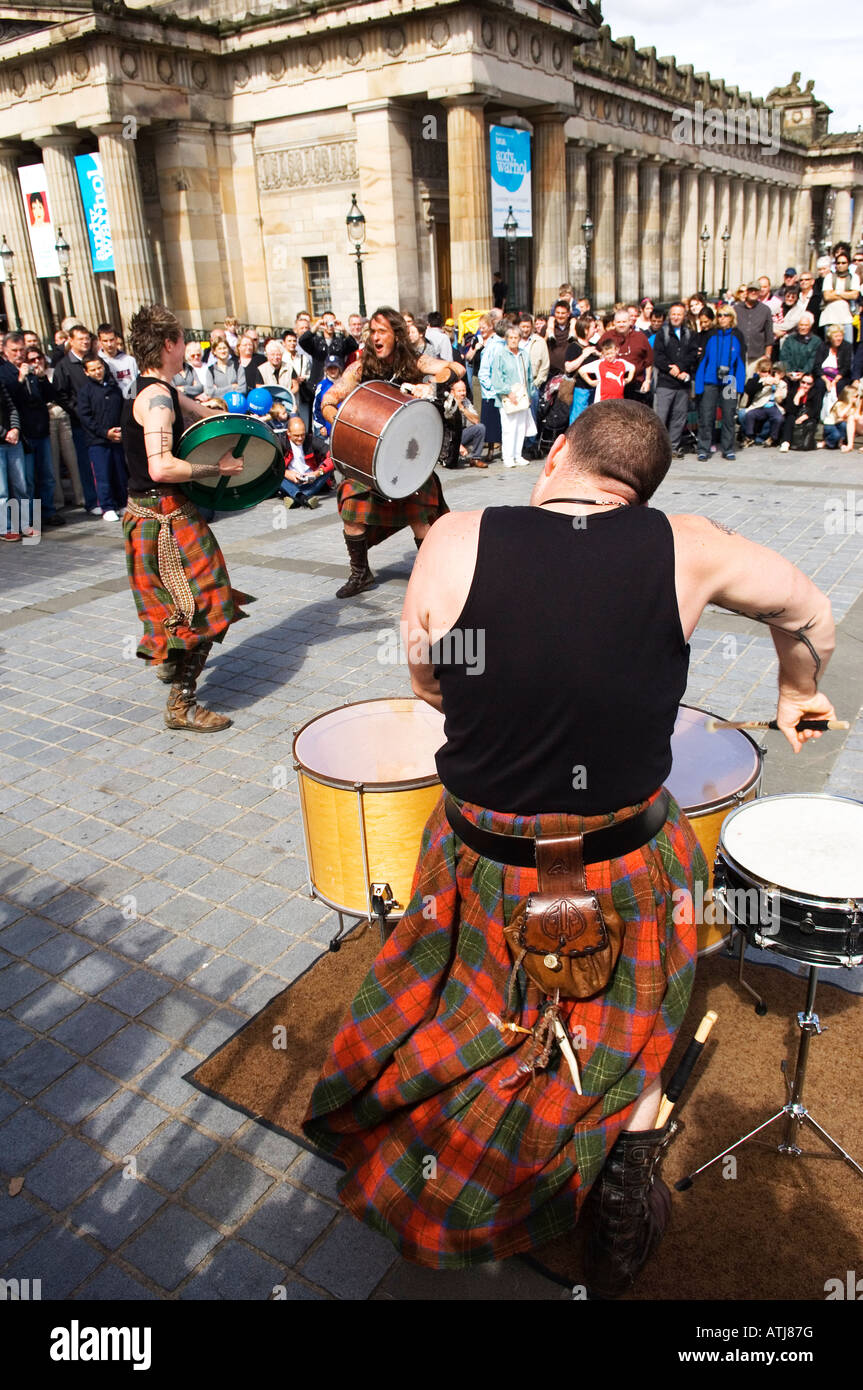 Members of Scots band Albannach entertain crowds outside the Royal Scottish Academy. Part of Edinburgh Festival Fringe, Scotland Stock Photo