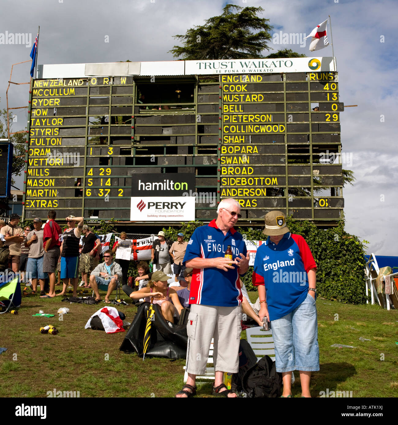 New Zealand v England scoreboard with fans and supporters on embankment Stock Photo