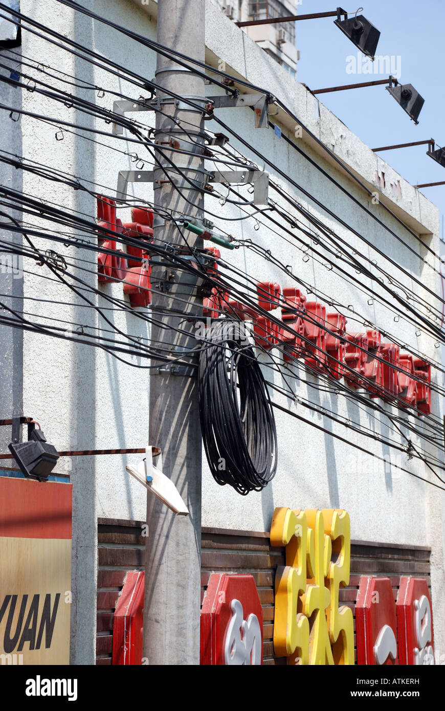 Untidy electricity cables China Asia Beijing Peking City Huixin Dongjie street Stock Photo