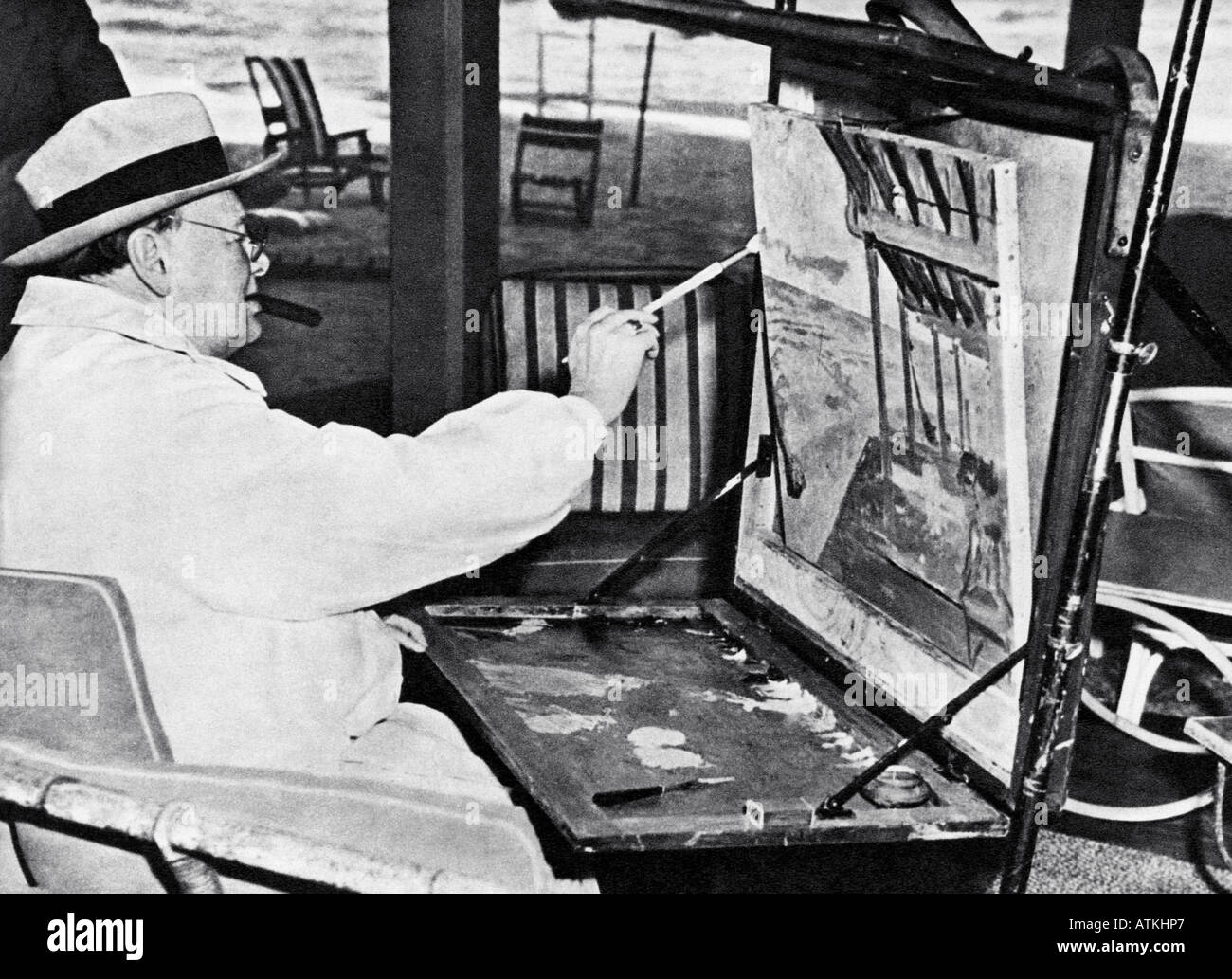 WINSTON CHURCHILL enjoying his painting hobby at the Miami Surf Club in the US in February 1946 Stock Photo