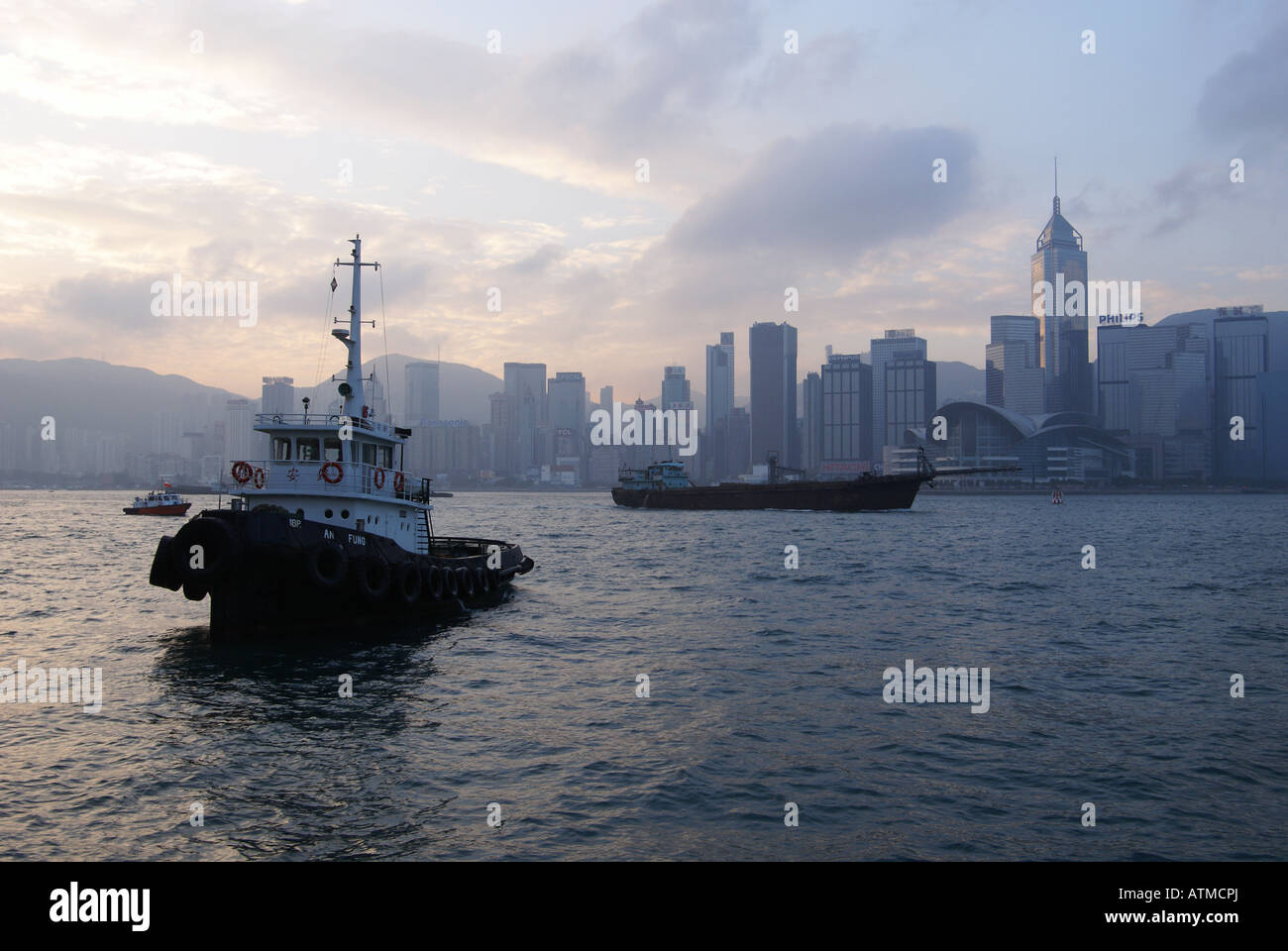 Tug boat in Hong Kong harbour Stock Photo Alamy