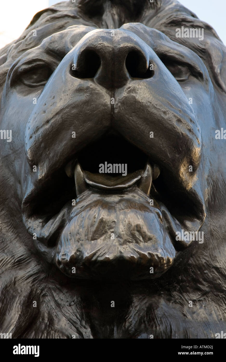 Bronze lion sculptures hi-res stock photography and images - Alamy