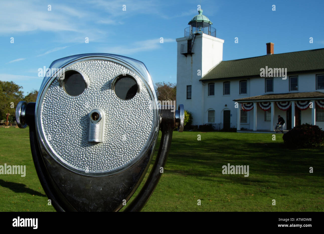 Hombre loooking a través de binoculares de largo alcance en Horton Punto de  Long Island, en Nueva York, EE.UU Fotografía de stock - Alamy