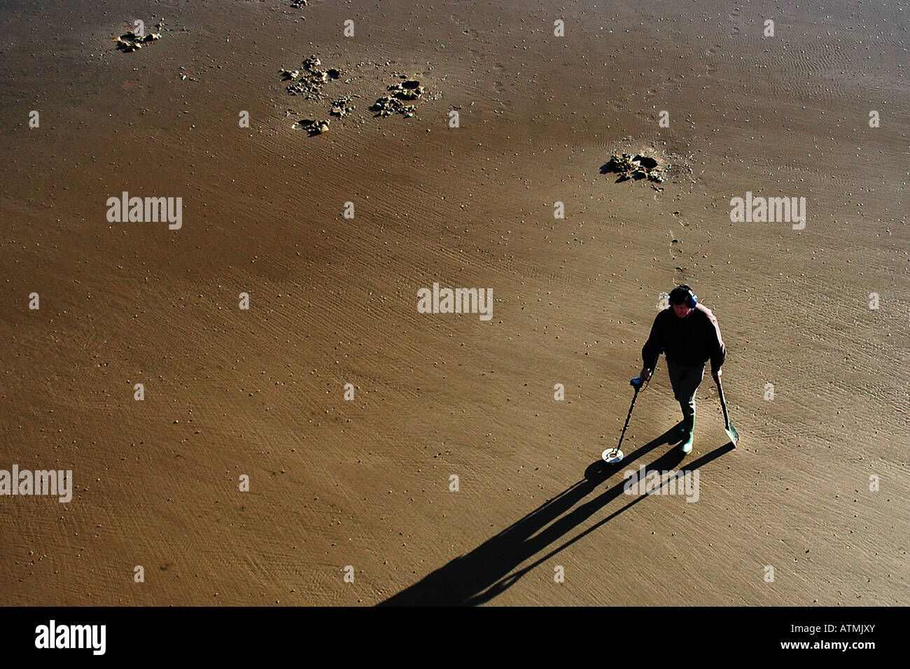 man with metal detector on beach Stock Photo - Alamy