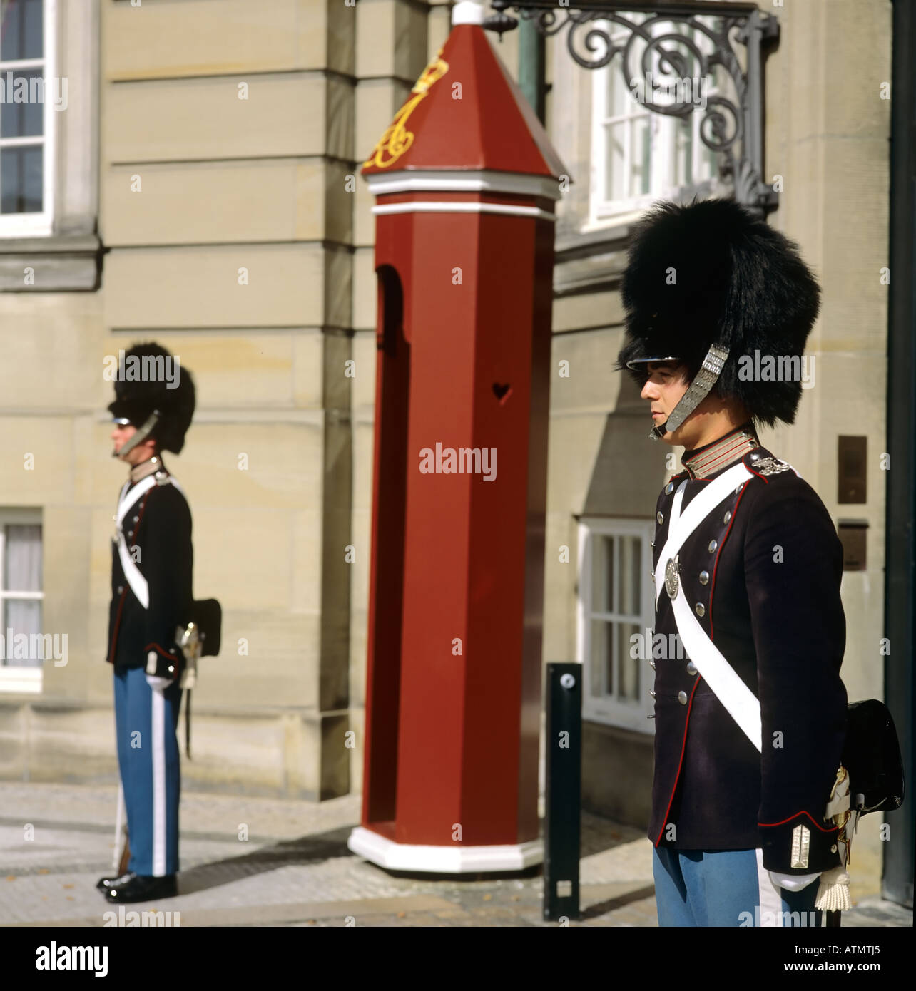 Royal life guards and sentry box, Amalienborg palace, Copenhagen, Denmark Stock Photo