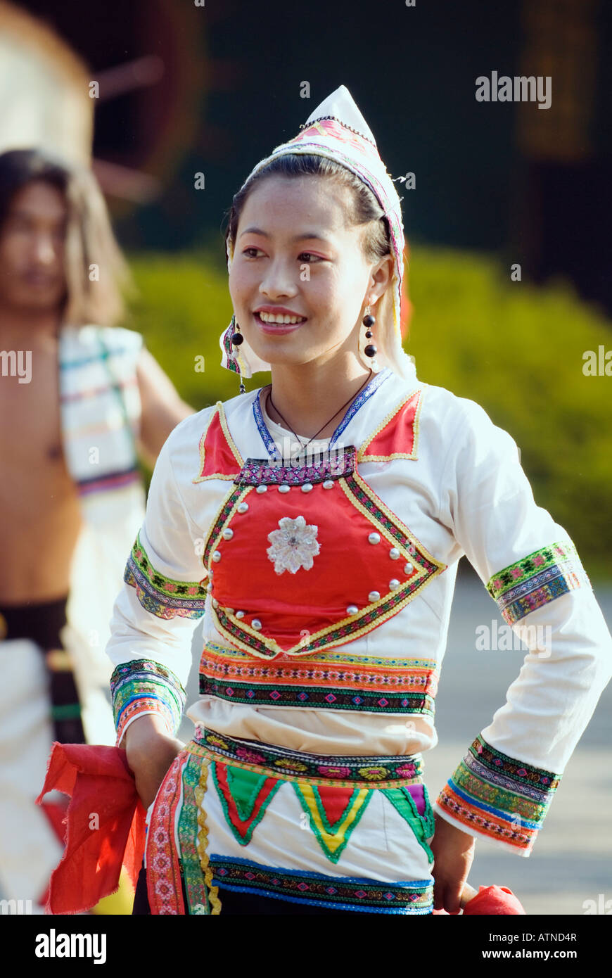 jinuo-girl-portrait-xishuangbanna-mt-jinuo-yunnan-province-china-ATND4R.jpg