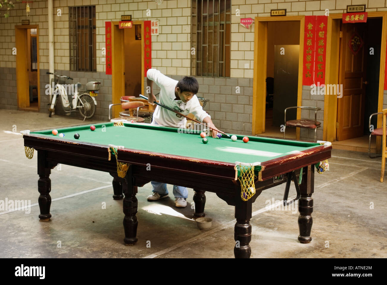Boy shooting pool hi-res stock photography and images - Alamy