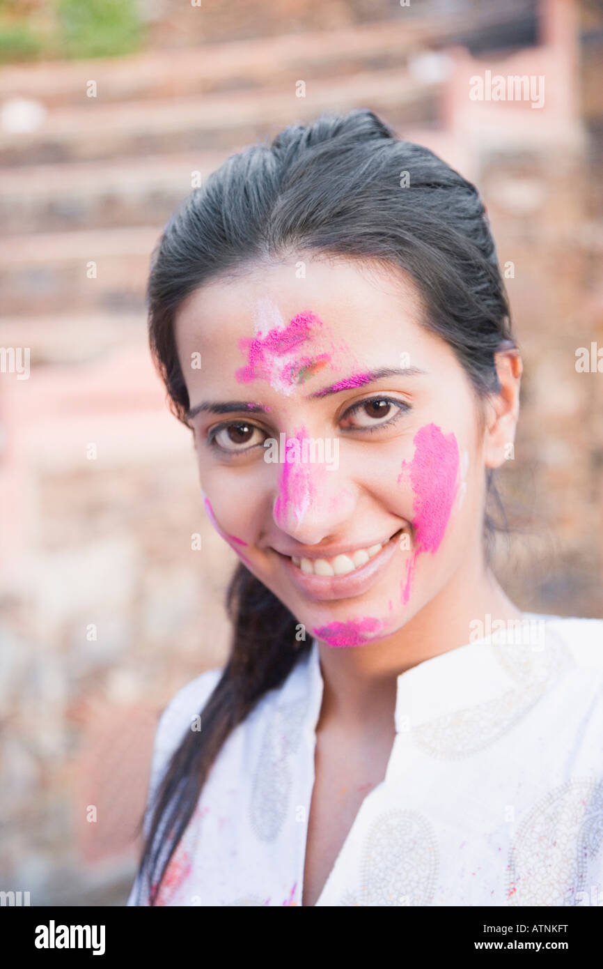 Portrait of a young woman smiling Stock Photo - Alamy