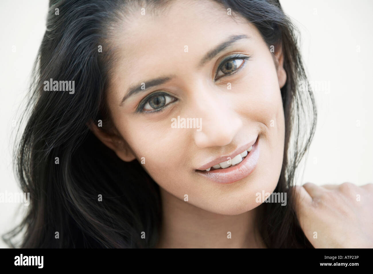 Portrait of a young woman smiling Stock Photo - Alamy