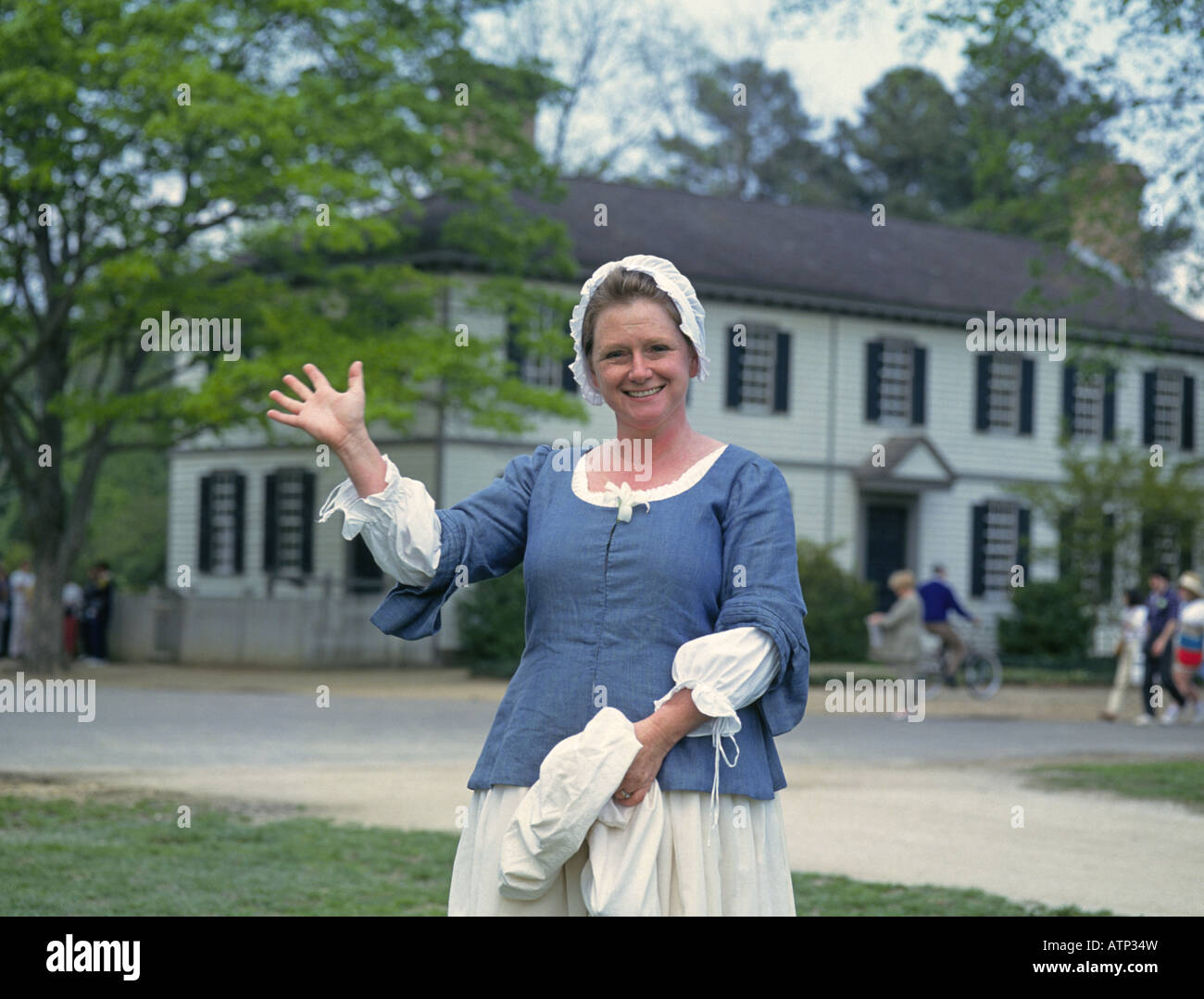 A woman dressed in traditional period clothing of early America in old Colonial Williamsburg Stock Photo