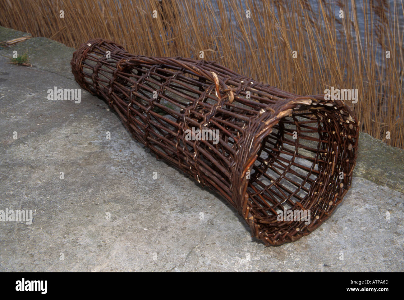 Mike Wilson making traditional hand made Eel trap's from Willow at Lancing  West Sussex Stock Photo - Alamy