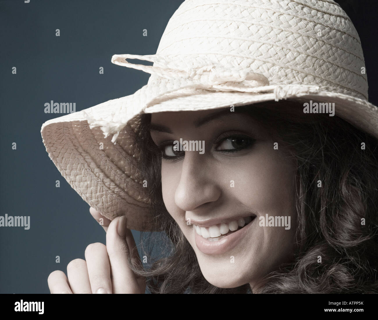 Portrait of a young woman wearing a straw hat and smiling Stock Photo ...