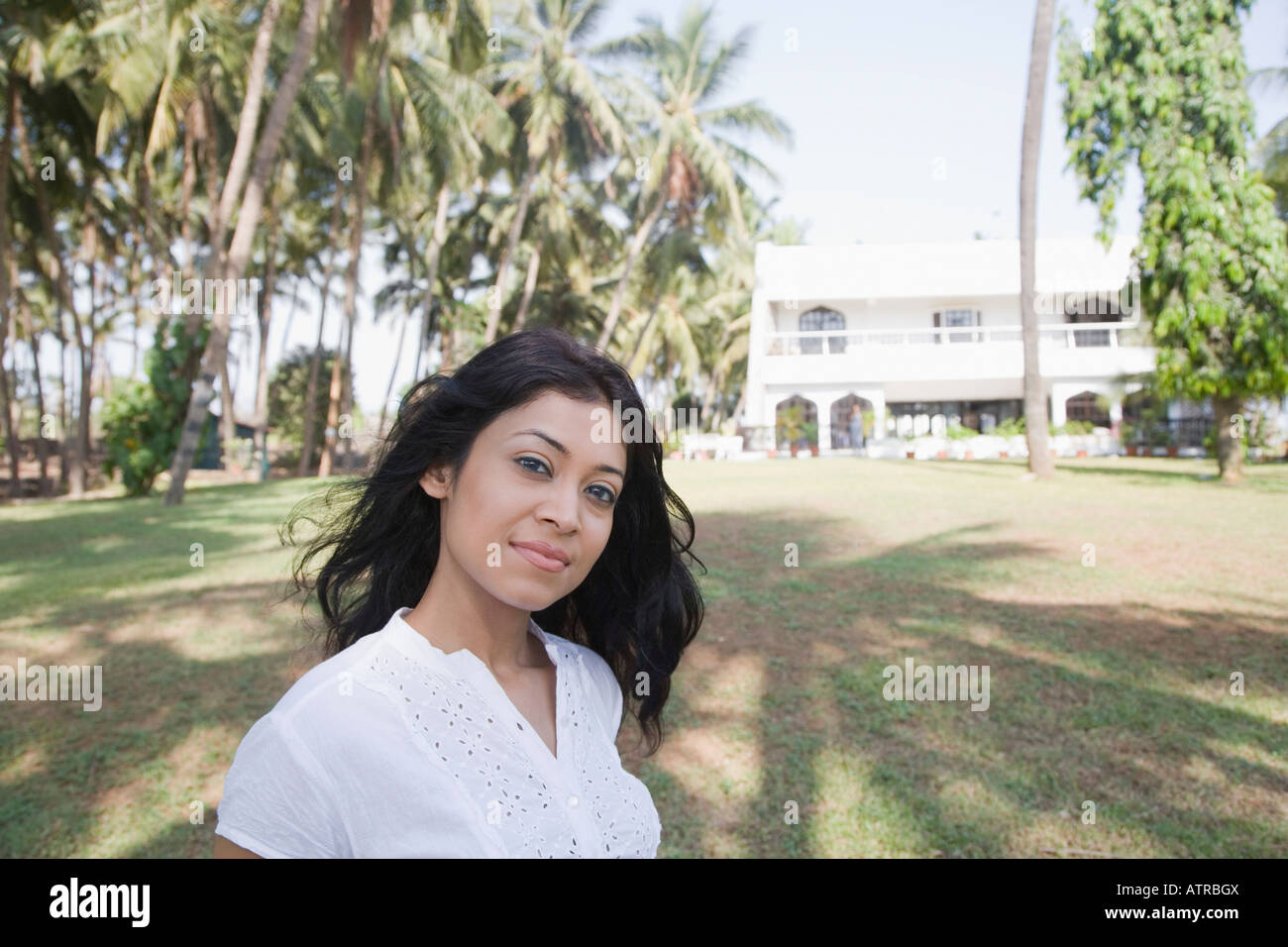 Portrait of a young woman smiling Stock Photo - Alamy