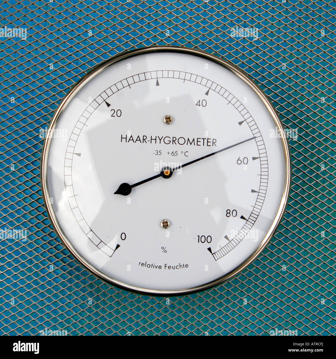 Measuring the relative humidity of humid air using a hair hygrometer