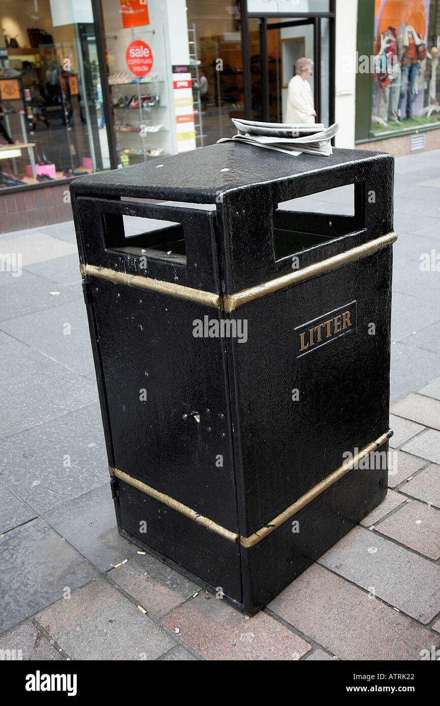 Garbage can / Glasgow / Muelleimer / Abfalleimer Stock Photo Alamy