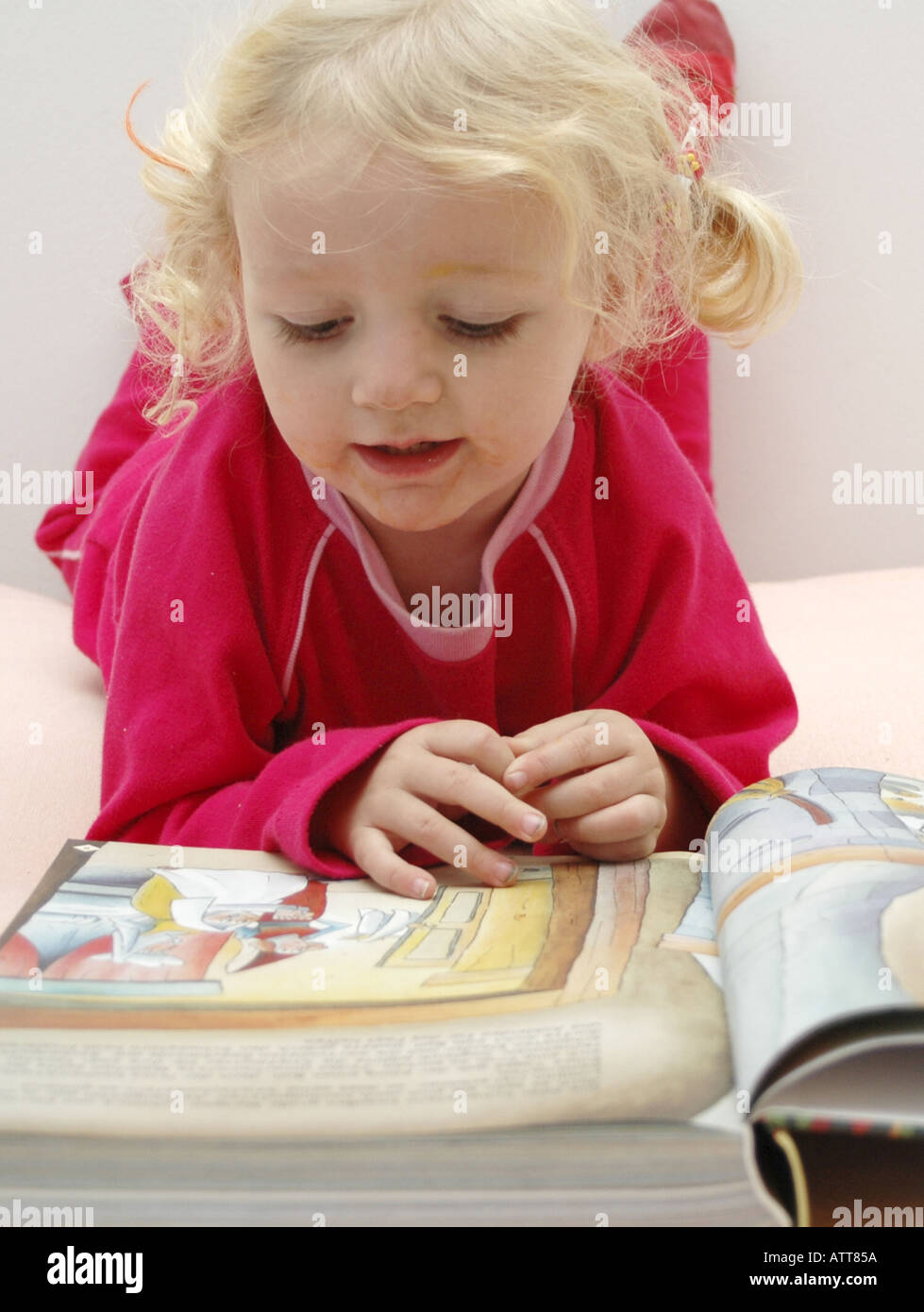 MR Kleines Mädchen schaut ein Bilderbuch an MR Little girl with children book Bildagentur online Begsteiger Stock Photo