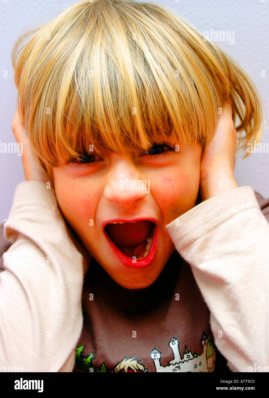 MR Schreiender Junge hält sich die Ohren zu MR Screaming boy keeps shut the ears Bildagentur online Begsteiger Stock Photo