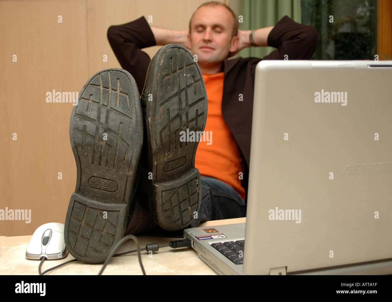 MR Fauler Büroangestellter schläft am Arbeitsplatz MR lazy office worker Bildagentur online Begsteiger Stock Photo