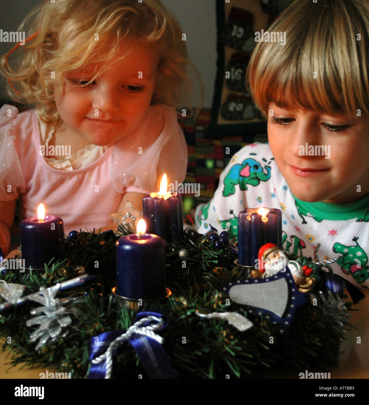 MR Zwei Kinder mit Adventkranz MR children with Advent wreath Bildagentur online Begsteiger Stock Photo