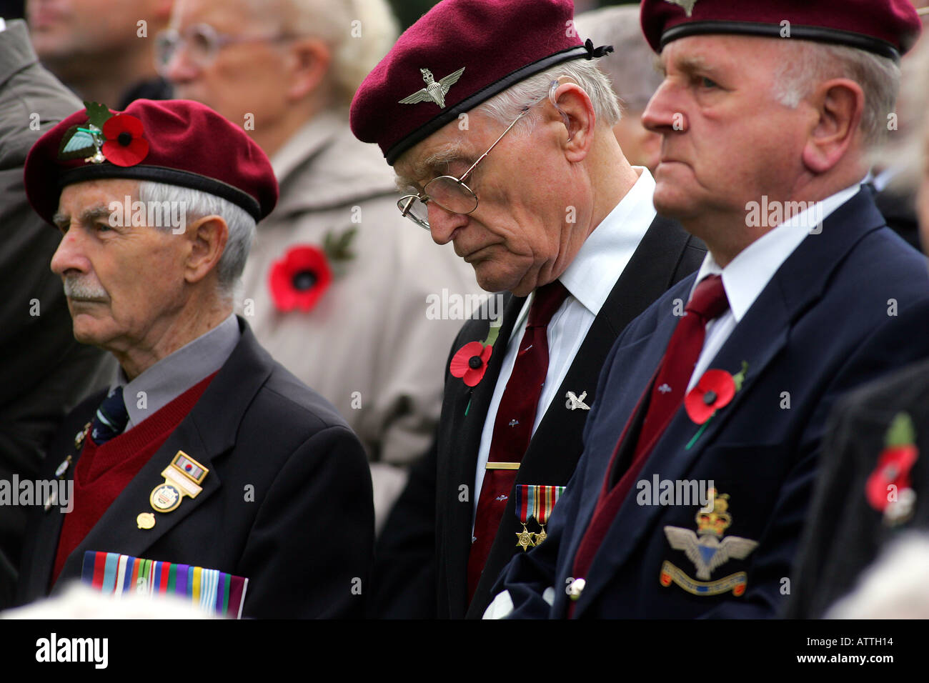 (L-R) Para 'Ossie' Osborne, 83, Pte Lionel Buckell, 83 And Pte Terry Blatchford, 70, at an Armistice Day Service in Exeter Stock Photo